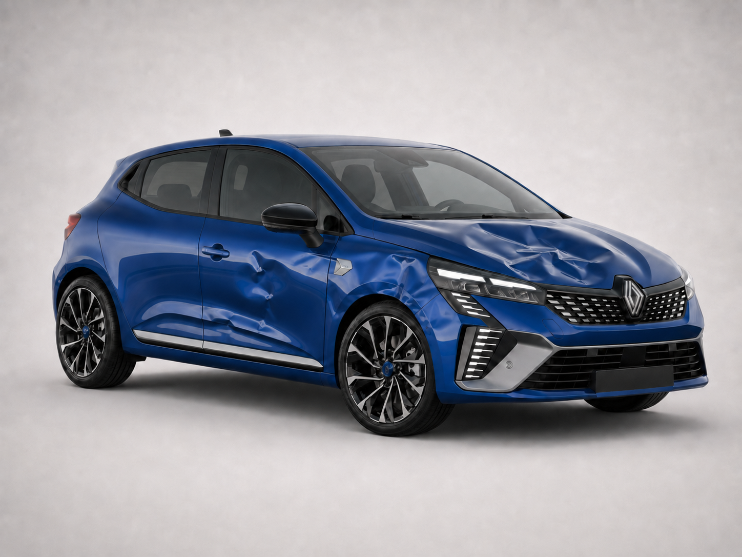Ankara dolu hasarı onarımı öncesi Renault kaput göçüğü